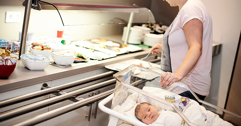 Bild Frauenklinik Frau beim Essen mit Baby