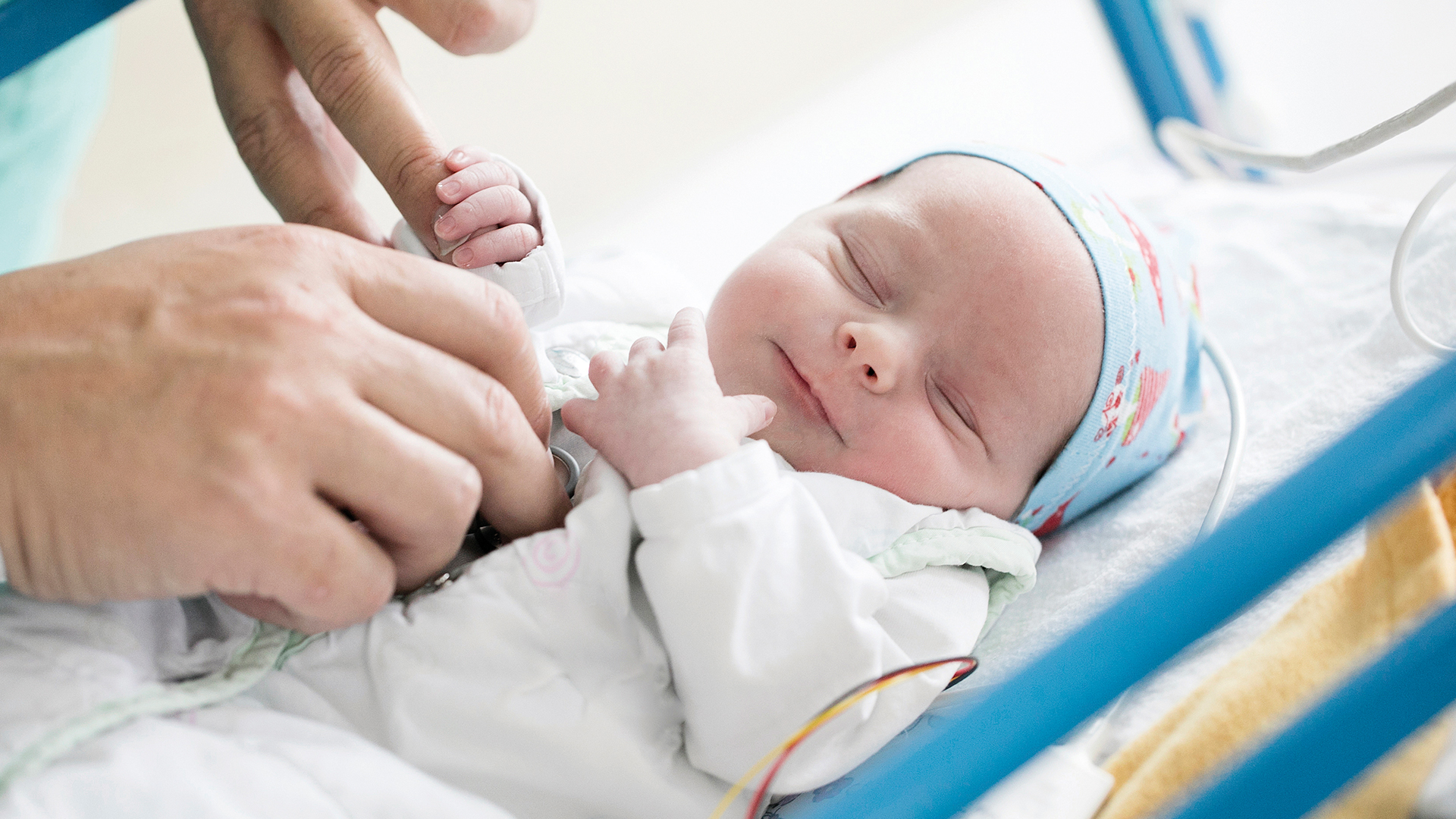 Bild Baby im Bett auf der Kinderintensivstation