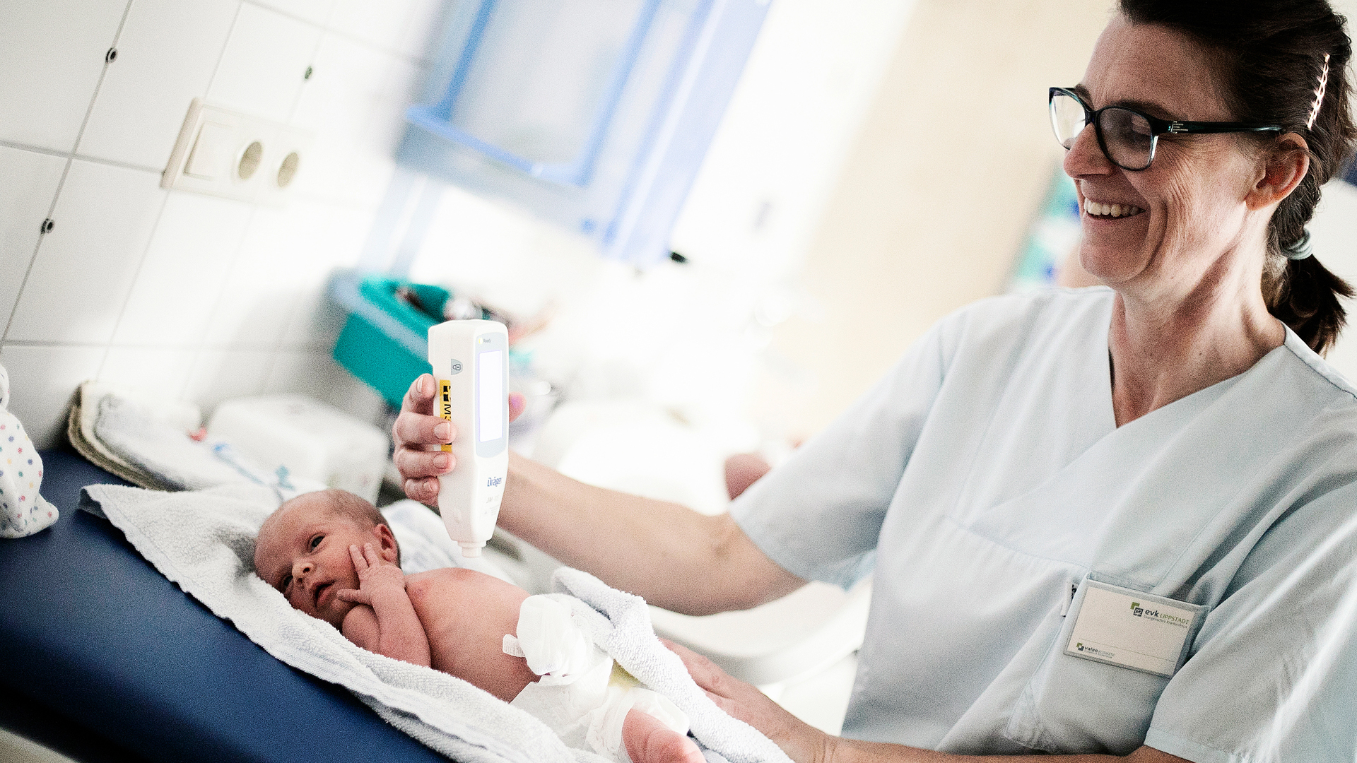 Bild Kinderkrankenpflegerin untersucht Neugeborenes