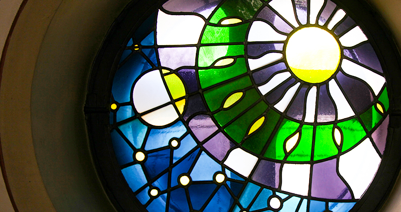 Bild buntes Kirchenfenster