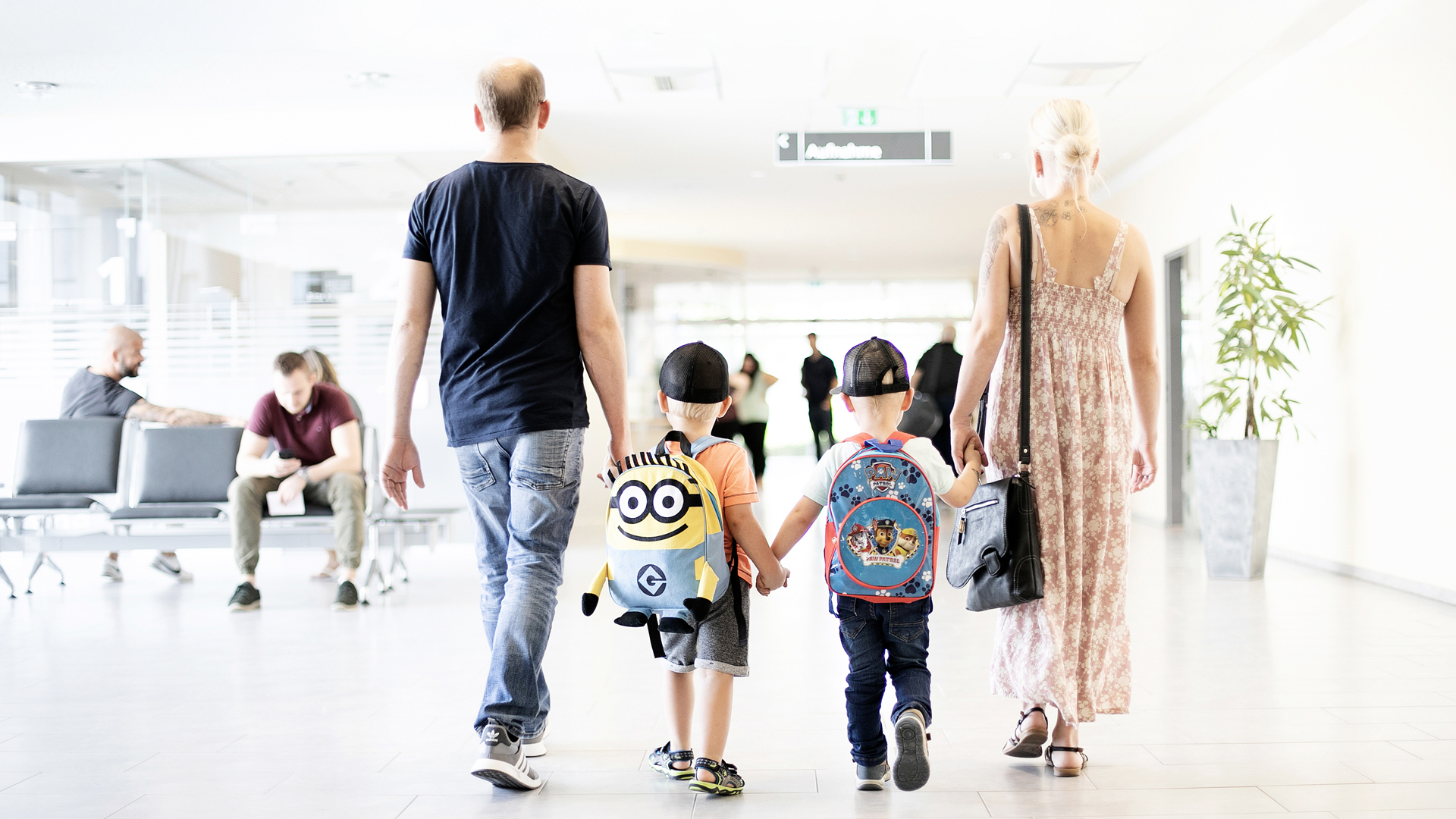 Familie verlässt das Klinikum Familie verlässt das Klinikum