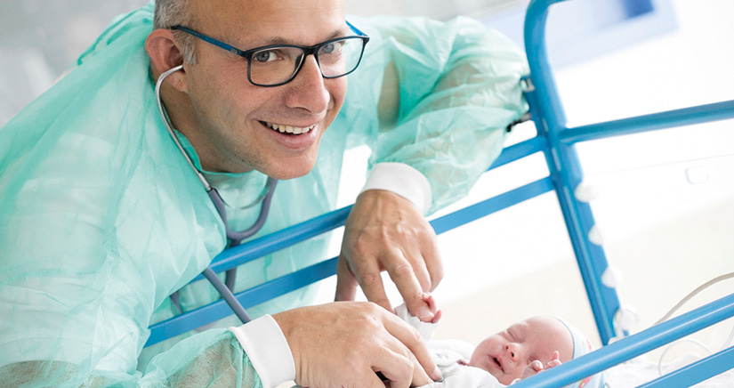 Bild Arzt untersucht ein Baby